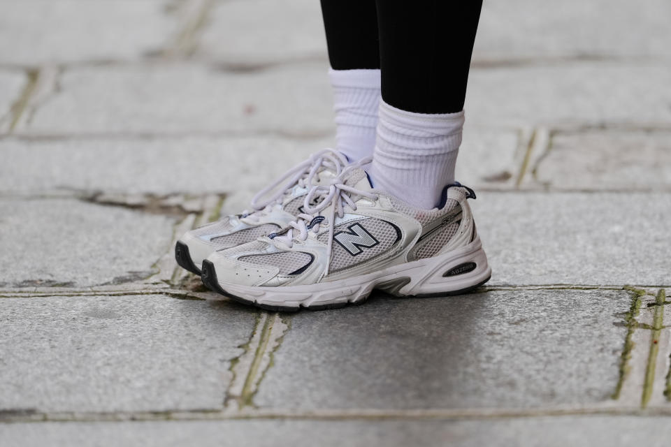 Estas New Balance utilizadas durante una sesión fotográfica de moda representan perfectamente la estética de 'dad sneakers' o zapatillas de papá. (Foto: Edward Berthelot/Getty Images).