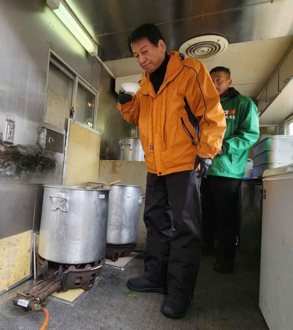 杉良太郎親自準備食材到災區料理，連續三天提供不同餐點。（翻攝自《產經體育報》）