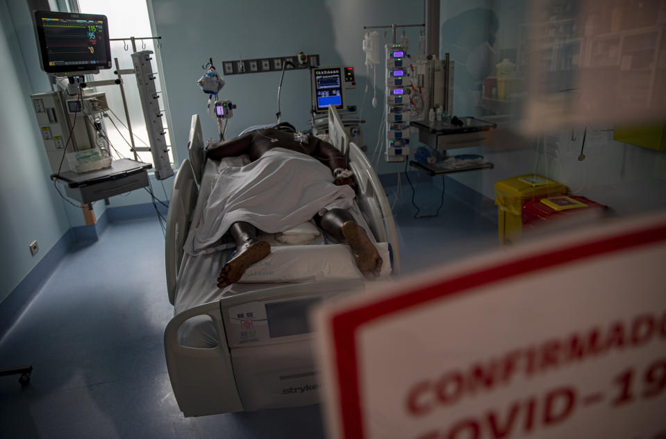 Un paciente con COVID-19 permanece en una camilla de la Unidad de Cuidados Intensivo en el Hospital Central Posta en Santiago, Chile, el viernes 4 de junio de 2021. (AP Foto/Esteban Félix)