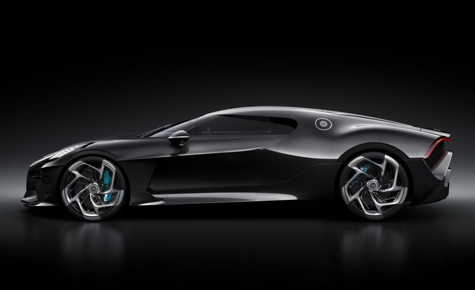 <p>Compared to the Divo, La Voiture Noire's body is extremely smooth and streamlined, and the nose is much longer, giving it an almost front-engined look.</p>