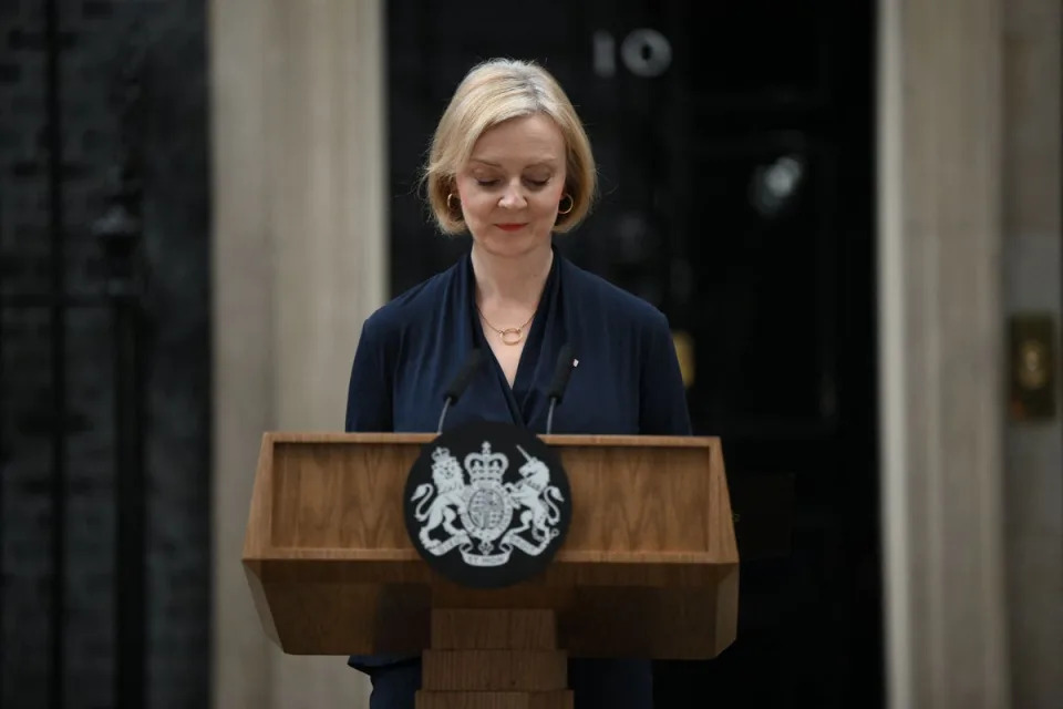 20 octobre 2022 : la Première ministre britannique Liz Truss prononce un discours devant le 10 Downing Street, dans le centre de Londres, pour annoncer sa démission (AFP/Getty)