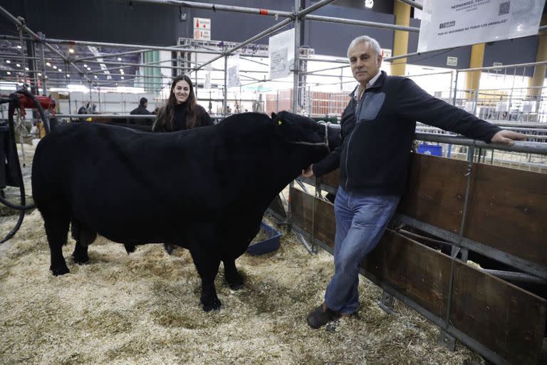 Fernando Hernández con su hija Clara y uno de los animales de su Cabaña San Edmundo