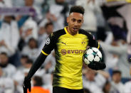 <p>Annoncé proche de rejoindre Arsenal lors de ce mercato d’hiver, Pierre-Emerick Aubameyang ne voit toujours pas sa situation se décanter. En cause, l’incapacité des deux clubs à se mettre d’accord. Les Allemands demandent 70M d’euros quand, d’après <i>Sky Sport</i>, Arsenal n’en a proposé “que” 58M. </p>