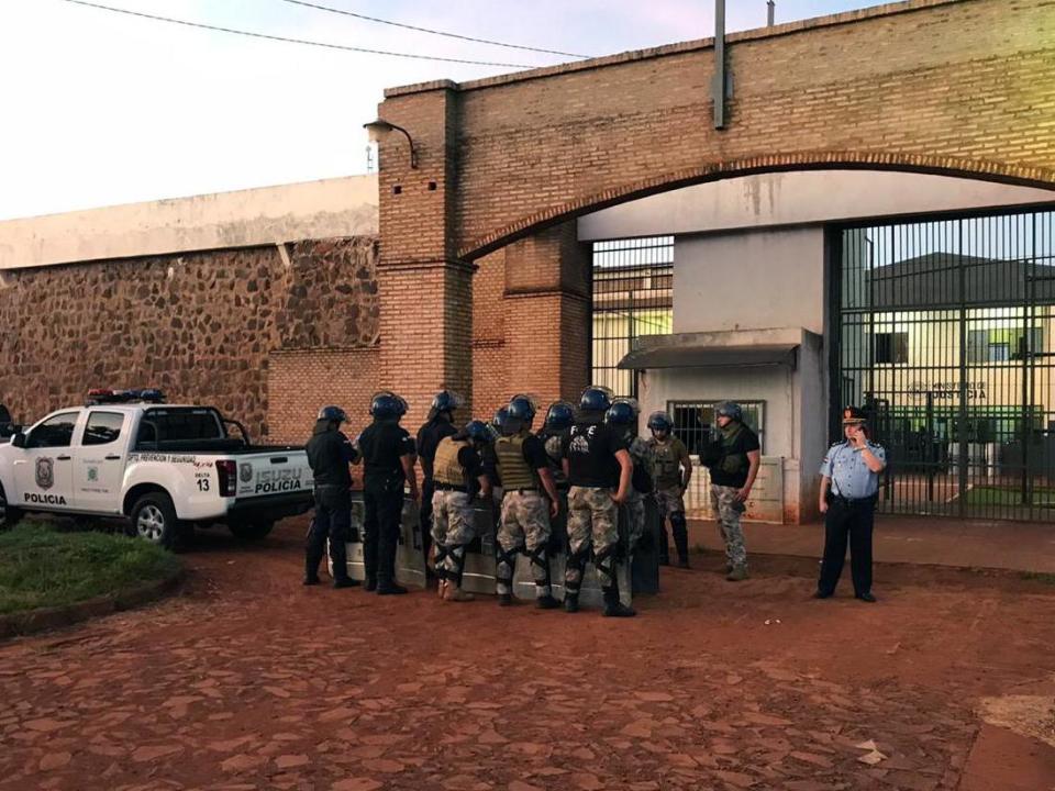 Armed forces outside the prison in Pedro Juan Caballero: Getty