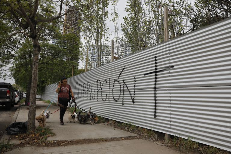 El perímetro que cierra el predio tiene mensajes que muestran el descontento de los vecinos que se oponen a la transformación del lugar