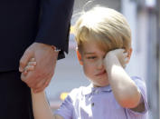 <p>Während ihres dreitägigen Deutschlandbesuchs zeigt sich Prinz George bei der Ankunft in Berlin ziemlich müde. (Bild: BKay Nietfeld dpa via AP Photo) </p>