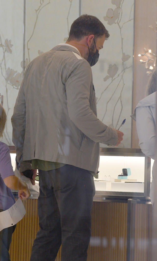 Ben Affleck spotted looking at rings amid Jennifer Lopez romance