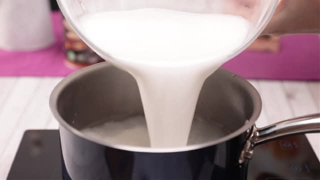 Pouring rice flour mixture to saucepan