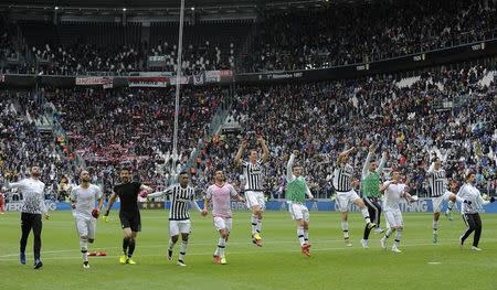 Football Soccer - Juventus v Carpi - Italian Serie A - Juventus stadium, Turin, Italy - 01/05/16 Juventus' players celebrate at the end of the match against Carpi. REUTERS/Giorgio Perottino