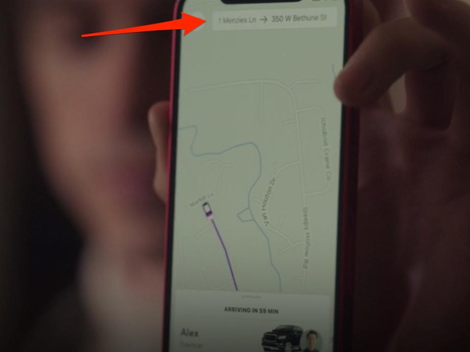 An arrow pointing to an address seen on a cell phone on episode 12 of "Gossip Girl."