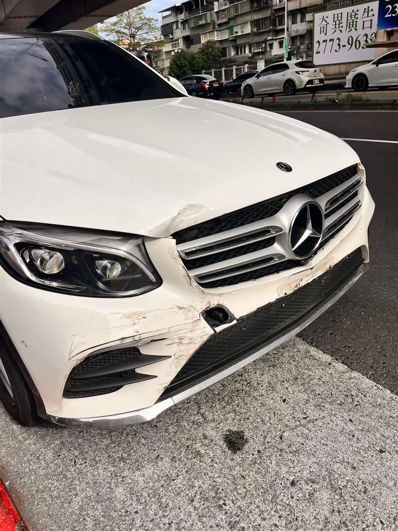 林秀玲車頭被撞傷。（圖／翻攝林秀玲臉書）