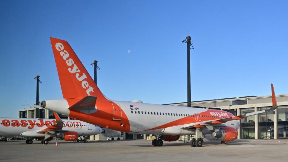 Passagierflugzeuge der britischen Fluggesellschaft easyJet stehen am Pier-Süd vom Hauptstadtflughafen Berlin Brandenburg «Willy Brandt» (BER).