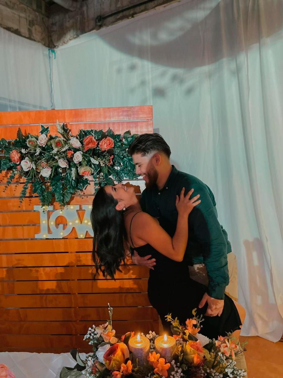 En esta foto sin fecha provista por Karen Caballero, su hijo Alejandro Miguel Andino Caballero y su novia Margie Tamara Paz Grajeda posan para una foto en una fiesta en Honduras (Caballero Family via AP)