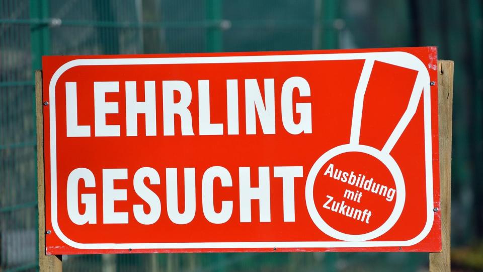 Mit einem erweiterten Förderprogramm will die Bundesregierung Unternehmen unterstützen, die trotz Corona-Krise junge Menschen ausbilden.