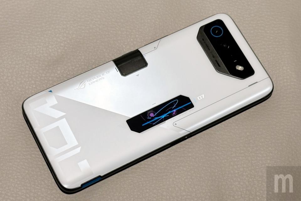 ▲ROG Phone 7 Ultra則僅提供白色款式，並且在機身背面沿用過去系列機種搭載的ROG Vision動畫螢幕