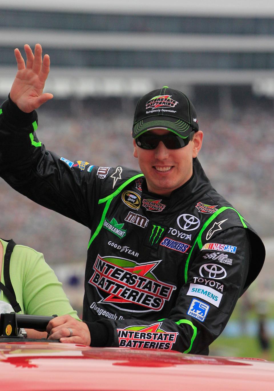 El piloto de NASCAR Kyle Busch, visto aquí en una carrera de autos de la Sprint Cup Series en el Texas Motor Speedway, está programado para correr el viernes en la Keen Parts 150 en el Lee USA Speedway.