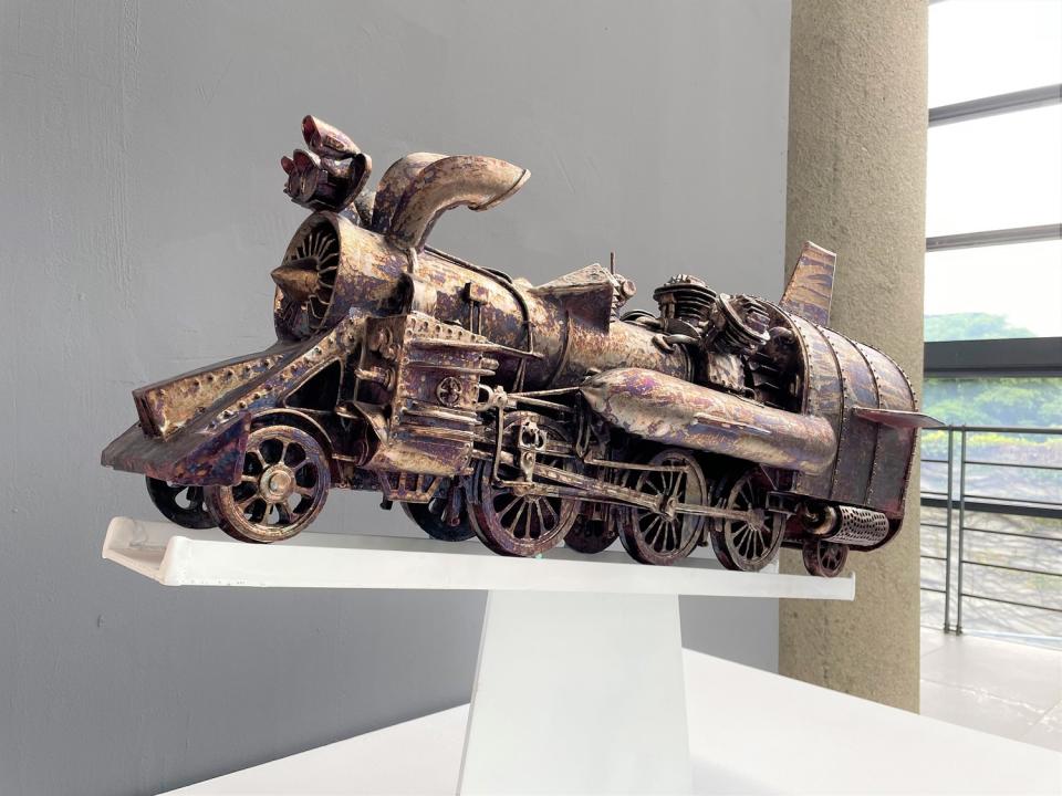 陶瓷蒸汽火車一直是謝嘉亨陶藝創作的鮮明物件，圖為《穿梭者》。   圖：鶯歌陶瓷博物館提供