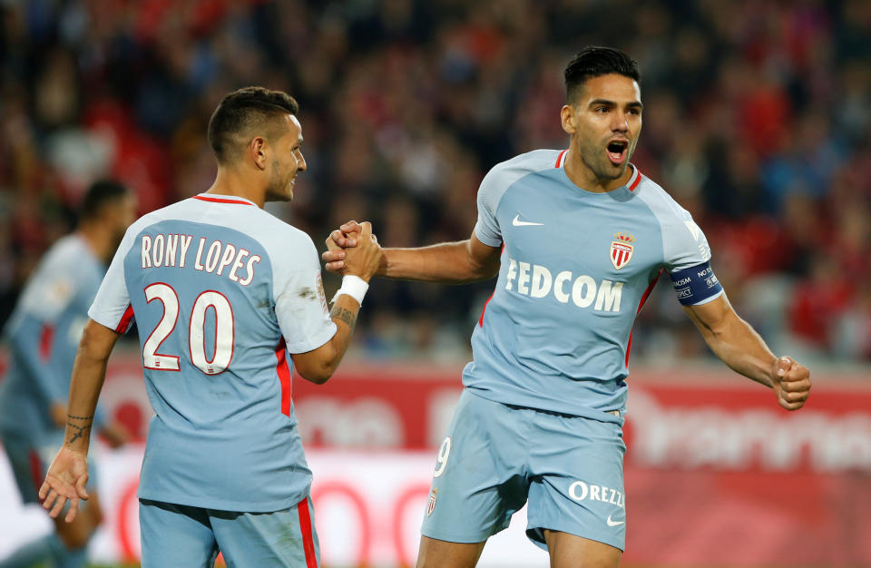 Radamel Falcao a inscrit ses 10e et 11e buts de la saison vendredi soir à Lille. REUTERS/Pascal Rossignol