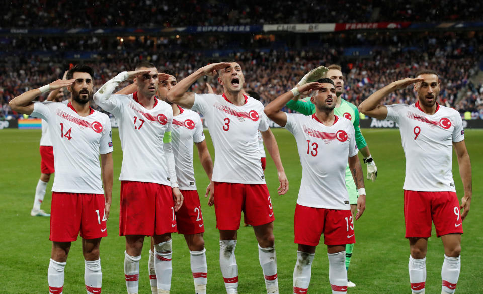 ÉGALISATION TURQUE ! Ayhan Kaan reprend de la tête un coup franc de Calhanoglu. Steve Mandanda ne peut rien et ça fait 1-1. Les Turcs célèbrent avec leur salut militaire qui fait polémique. Il est, en effet, en hommage aux soldats participant à l'offensive contre une milice kurde dans le nord de la Syrie. (crédit Reuters)