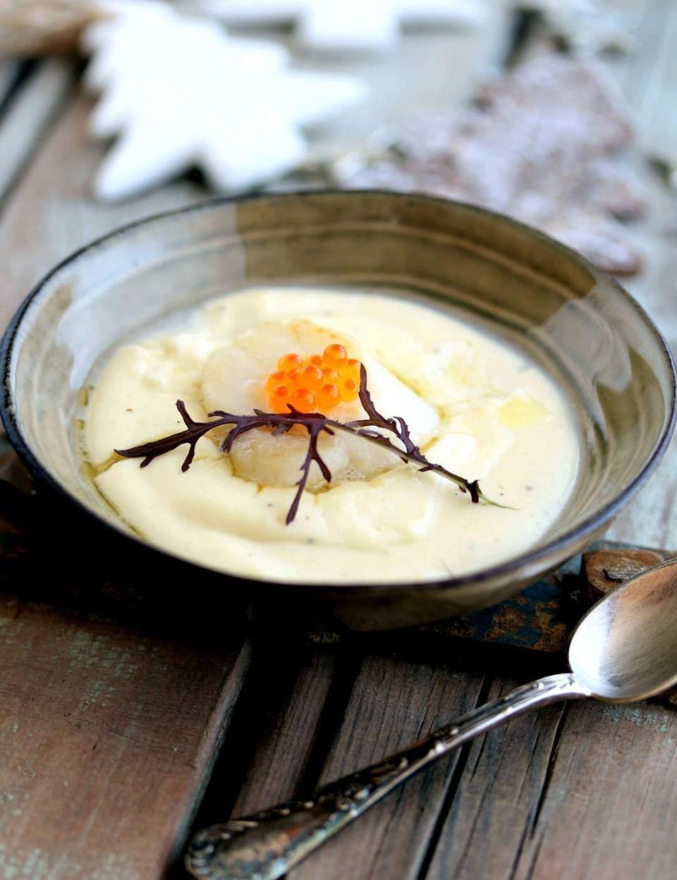 Crème de chou-fleur, saint-jacques, œufs de truite