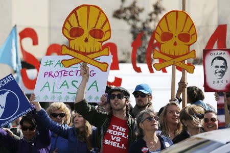 People protesting against Shell Oil greet U.S. President Barack Obama's motorcade as he arrives to deliver remarks to the GLACIER Conference at the Dena'ina Civic and Convention Center in Anchorage, Alaska August 31, 2015. REUTERS/Jonathan Ernst