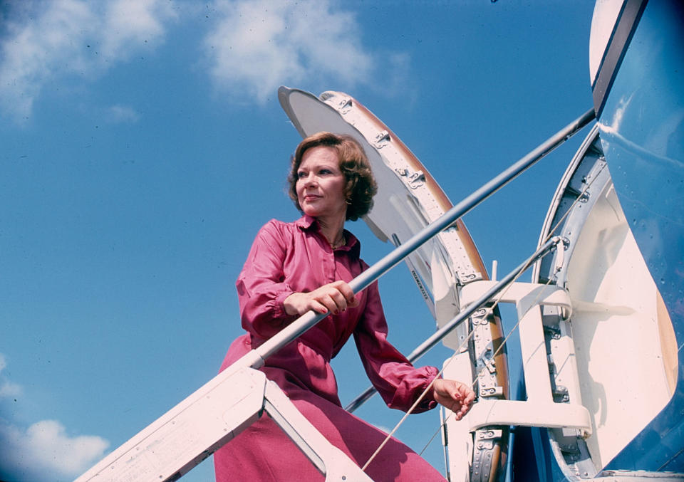 US First Lady Rosalynn Carter climbs the steps to her plane during a trip, Texas, September 1978.  (Diana Walker / Getty Images)