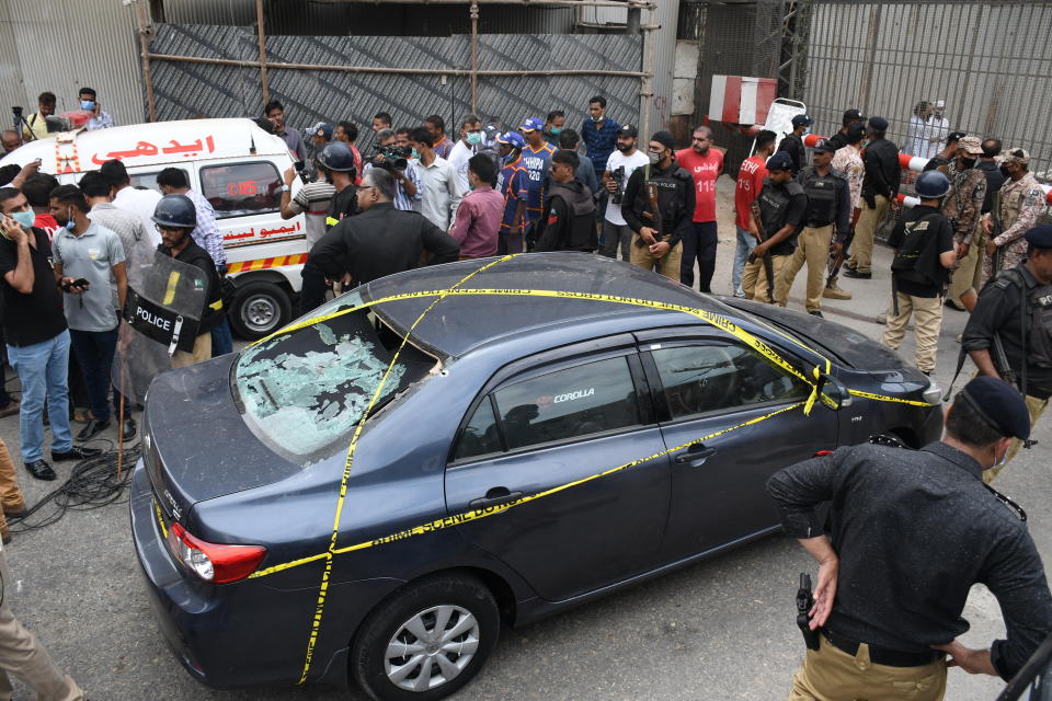 9 killed as gunmen attack Pakistani stock exchange