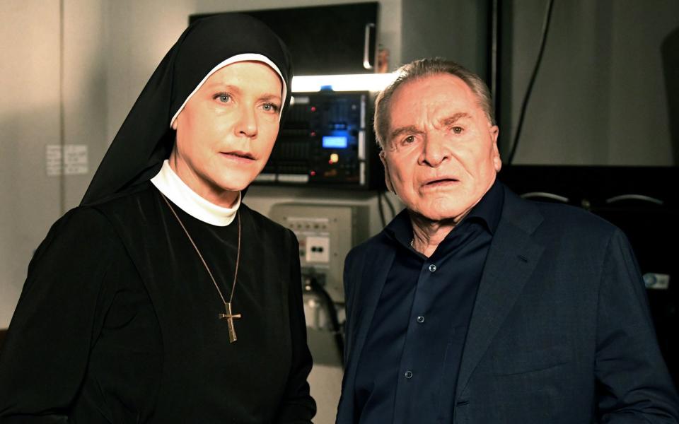 Schwester Hanna (Janina Hartwig) und Wöller (Fritz Wepper) hatten in der Abschlussfolge von "Um Himmels Willen" Differenzen - wie so oft, seit das Erfolgsgespann ab 2006 gemeinsam vor der Kamera stand. (Bild: ARD/Barbara Bauriedl)