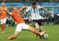 Daryl Janmaat of the Netherlands fights for the ball with Argentina's Lionel Messi (R) during their 2014 World Cup semi-finals at the Corinthians arena in Sao Paulo July 9, 2014. Also pictured is Wesley Sneijder of the Netherlands (back L). REUTERS/Dylan Martinez (BRAZIL - Tags: SOCCER SPORT WORLD CUP)