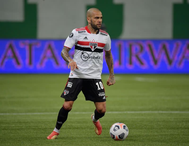 FOTO DE ARCHIVO. Dani Alves del Sao Paulo juega el partido de vuelta de los cuartos de final de la Copa Libertadores de América contra Palmeiras, en el Allianz Parque, en Sao Paulo, Brasil