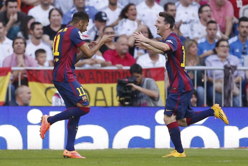 Barcelona's Neymar (L) celebrates with Lionel Messi after scoring against Real Madrid during their Spanish first division "Clasico" soccer match at the Santiago Bernabeu stadium in Madrid October 25, 2014. REUTERS/Juan Medina (SPAIN - Tags: SOCCER SPORT)