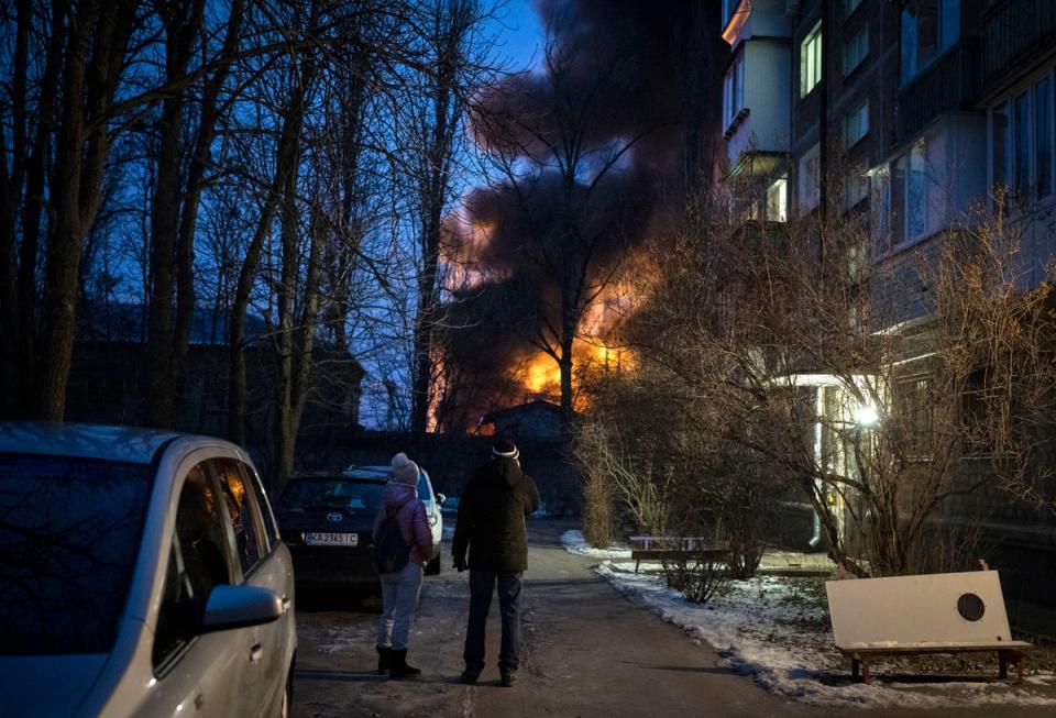 Les sauveteurs tentent d'éteindre une infrastructure électrique critique en feu après une attaque de drone à Kyiv, (AP)