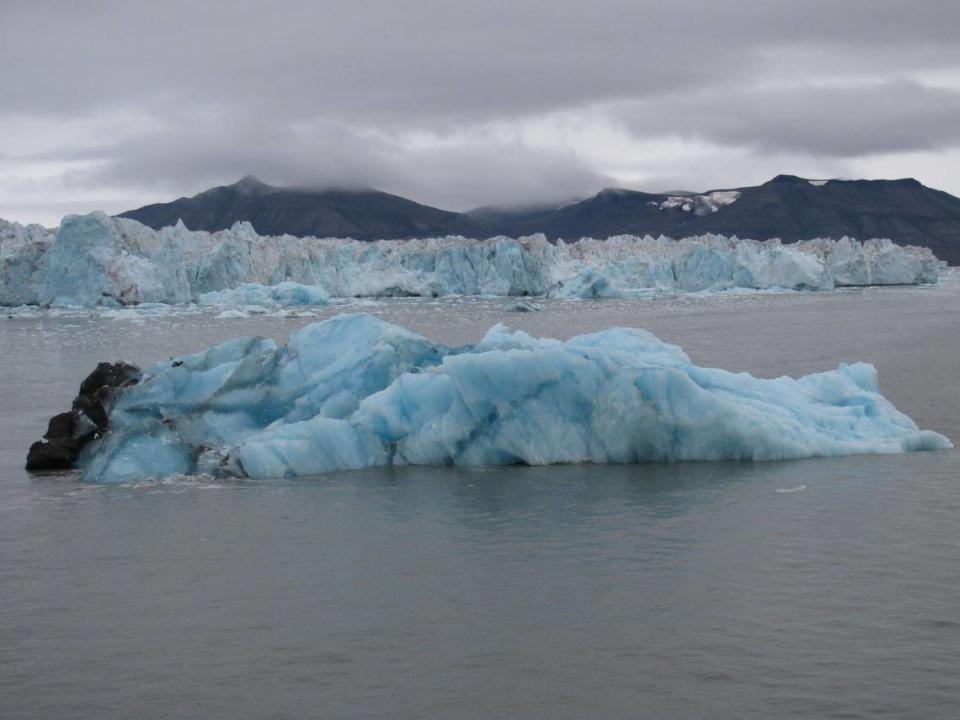 Enormes bloques de hielo, montañas y nieve adornan las aguas de Svalbard.