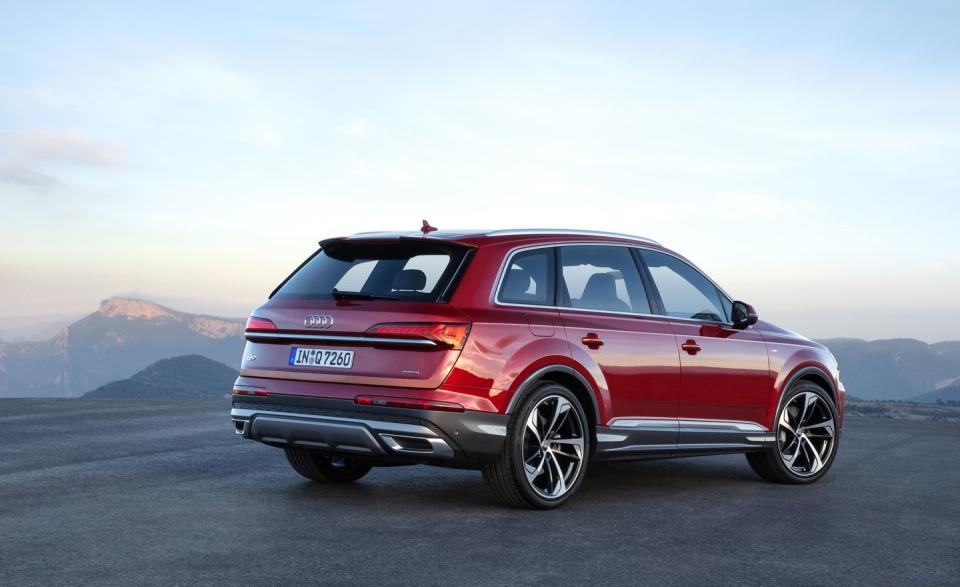 View Photos of the 2020 Audi Q7