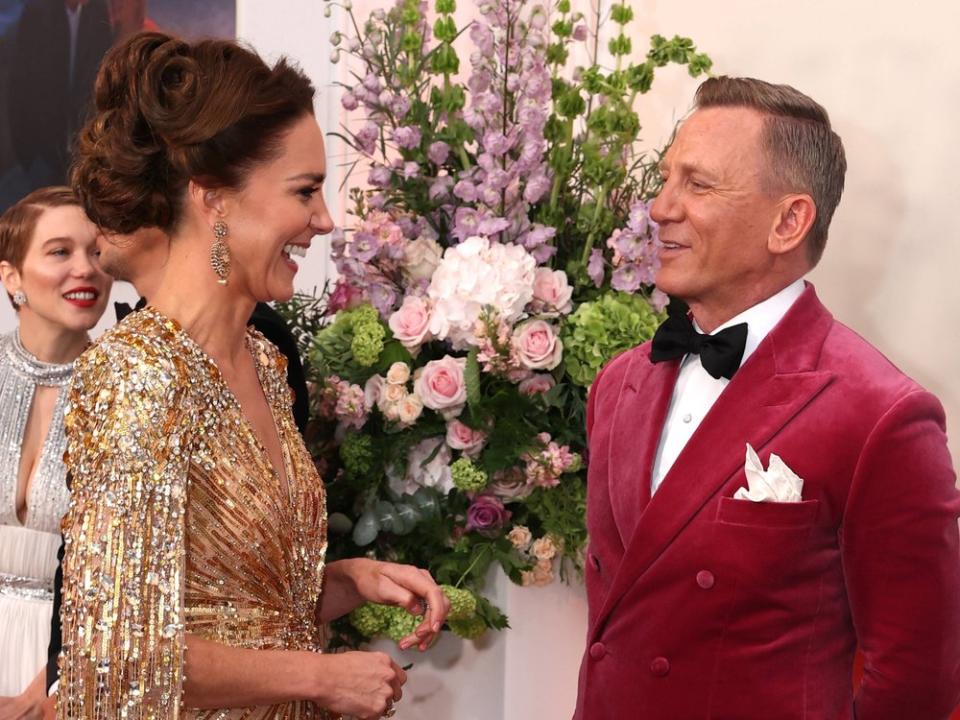 Herzogin Kate im Gespräch mit Daniel Craig