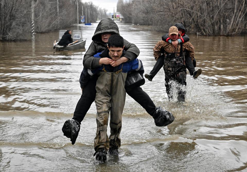 Des sauveurs évacuant les habitants d’Orsk en Russie, le 8 avril 2024.