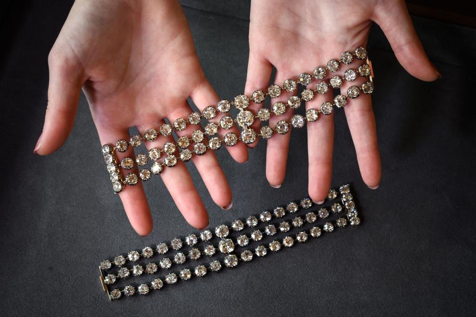 As joias da rainha s&#xe3;o mercadorias de alto valor no mercado. Foto: Getty Images.
