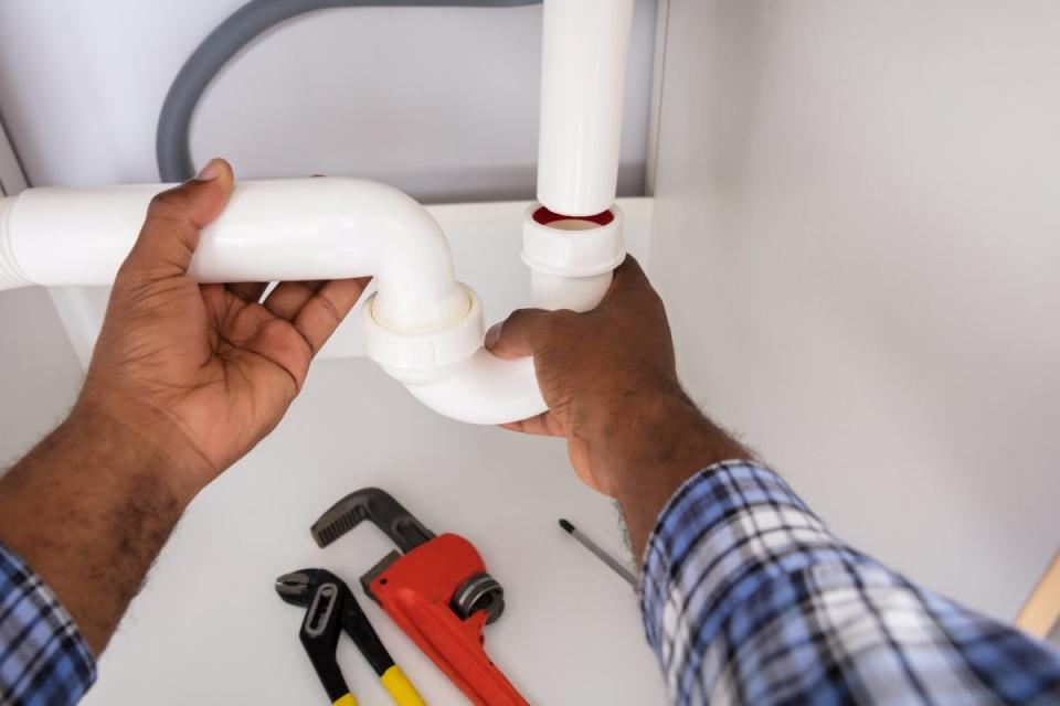 Person putting sink pipe together