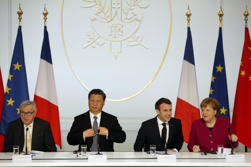 French President Emmanuel Macron, 2nd right, Chinese President Xi Jinping, 2nd left, German Chancellor Angela Merkel and European Commission President Jean-Claude Juncker, left, prepare to hold a press conference at the Elysee presidential palace in Paris, Tuesday, March 26, 2019. Xi Jinping is meeting with the leaders of France, Germany and the European Commission, as European countries seek to boost relations with China while also putting pressure over its trade practices. (AP Photo/Thibault Camus, Pool)
