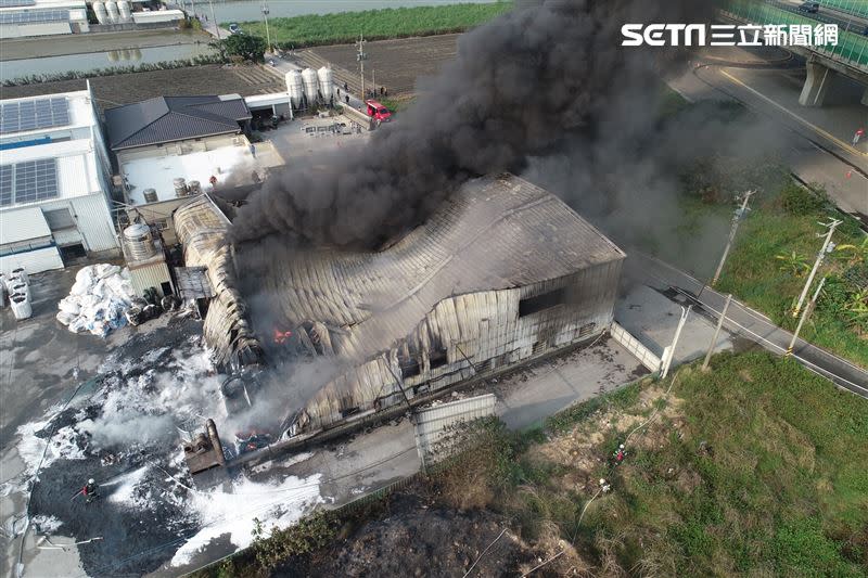 彰化塑膠工廠發生大火，整個鐵皮屋廠房大面積燒毀。（圖／翻攝畫面）
