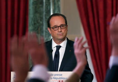 Journalists raise their hands to ask a question to French President Francois Hollande during a news conference at the Elysee Palace in Paris, September 18, 2014. REUTERS/Christian Hartmann