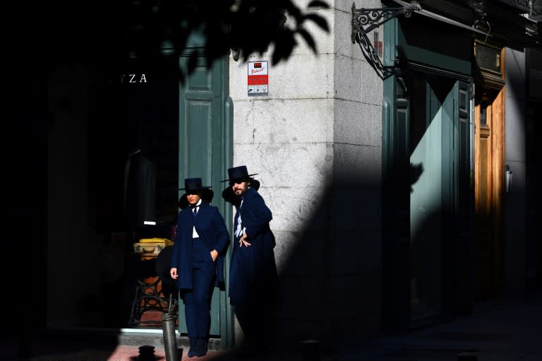 Los fundadores de la marca de moda masculina Oteyza, Caterina Paneda y Paul García de Oteyza, posan en su taller de Madrid el 10 de enero de 2020 (Gabriel Bouys)