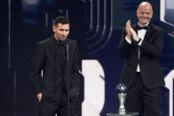 El argentino Lionel Messi habla tras recibir el premio FIFA best masculino en la ceremonia del Best FIFA Awards celebrada en París, Francia el lunes 27 de febrero del 2023. (AP Foto/Michel Euler)