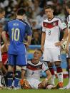 Germany's Bastian Schweinsteiger sits in the pitch injured after colliding with Argentina's Sergio Aguero during extra time in their 2014 World Cup final at the Maracana stadium in Rio de Janeiro July 13, 2014. REUTERS/Sergio Moraes (BRAZIL - Tags: SOCCER SPORT WORLD CUP)