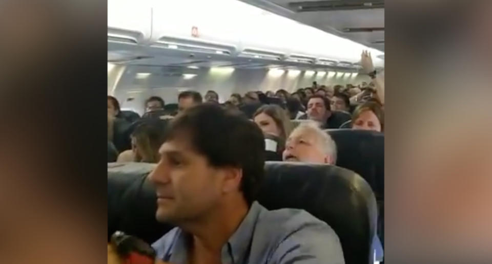 El pasaje de un avión con destino a Miami se pone a rezar y a beber durante una emergencia. (Crédito: Twitter/@marivy20)