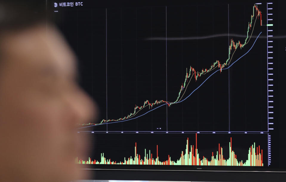 Ein Passant läuft in Seoul im Dezember an einer Kurstafel vorbei, als der Bitcoin noch im Wert stieg. (Bild: AP Photo)