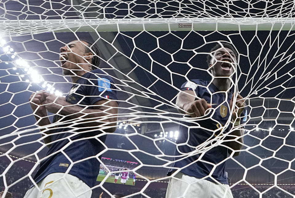 Los franceses Jules Koundé (izquierda) y Aurelien Tchouameni celebran la victoria 2-0 ante Marruecos en la semifinal del Mundial, el miércoles 14 de diciembre de 2022, en Jor, Qatar. (AP Foto/Manu Fernández)