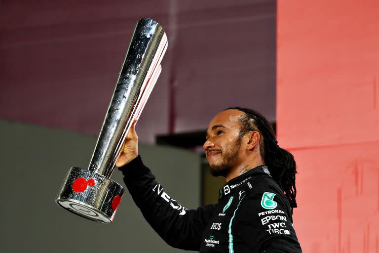 La felicidad de Lewis Hamilton, luego del contundente triunfo en el Gran Premio de Qatar; el británico recortó a ocho puntos la diferencia con Max Verstappen en el Mundial de Pilotos