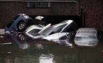 Coches sumergidos son vistos en la entrada de un parqueadero subterráneo en el Distrito Financiero de Nueva York, a la mañana después del paso del huracán Sandy, el 30 de octubre de 2012. AP Photo/Richard Drew