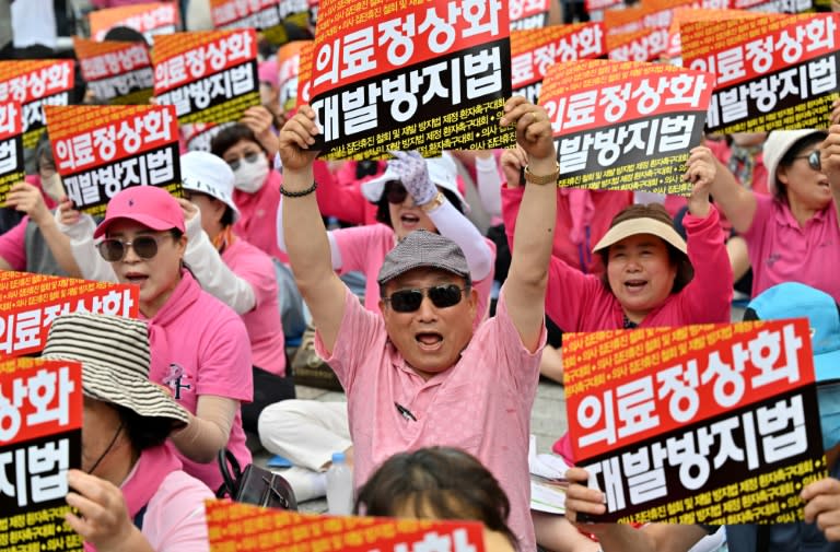 Members of South Korean patient advocacy groups protesting in Seoul on July 4 (Jung Yeon-je)